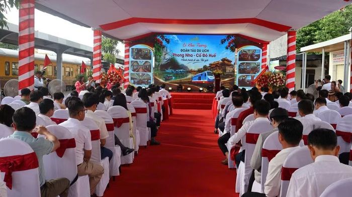 Lễ khai trương đoàn tàu du lịch.