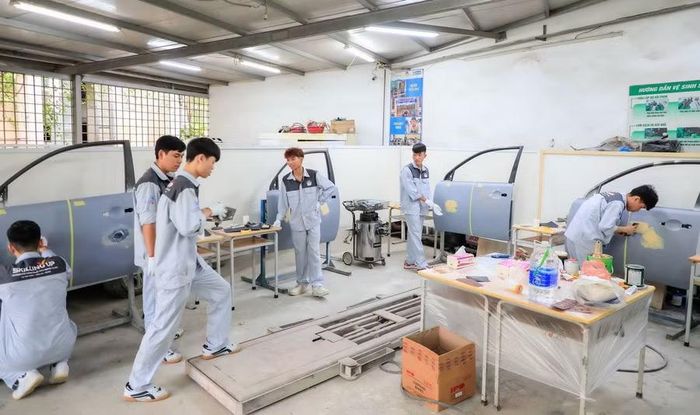 Sinh viên trực tiếp thực hành trên thiết bị, máy móc.