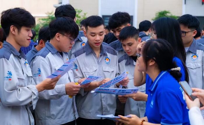 Sinh viên Trường Cao đẳng nghề Công nghiệp Hà Nội tìm hiểu các doanh nghiệp và thị trường lao động.