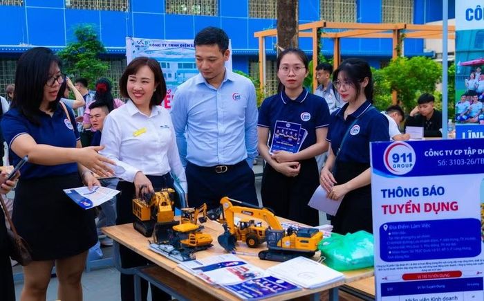 Nhiều doanh nghiệp đến "săn đón" sinh viên Trường Cao đẳng nghề Công nghiệp Hà Nội.