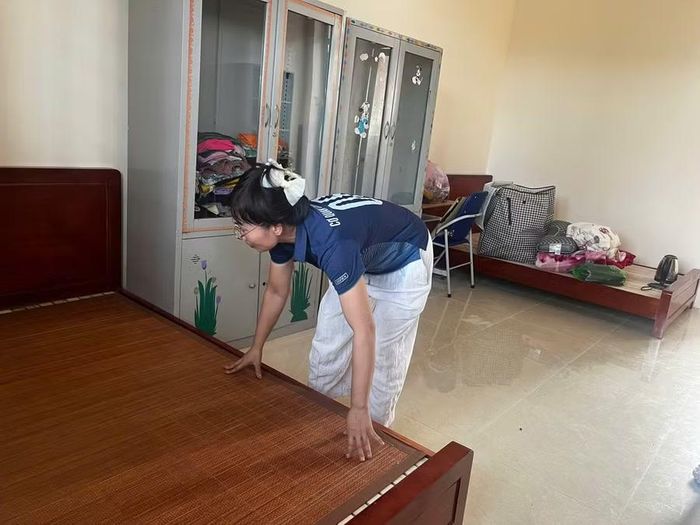 Giáo viên và học sinh chuyển đồ vào khu nội trú.