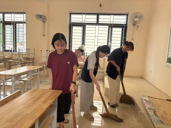 Học sinh và giáo viên cùng tham gia dọn vệ sinh.