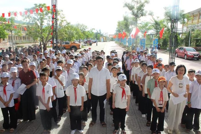 Giáo viên lớp 6 Trường THCS Tân Vịnh (phường Trần Phú) nhận lớp, làm quen với học sinh trong ngày tựu trường.