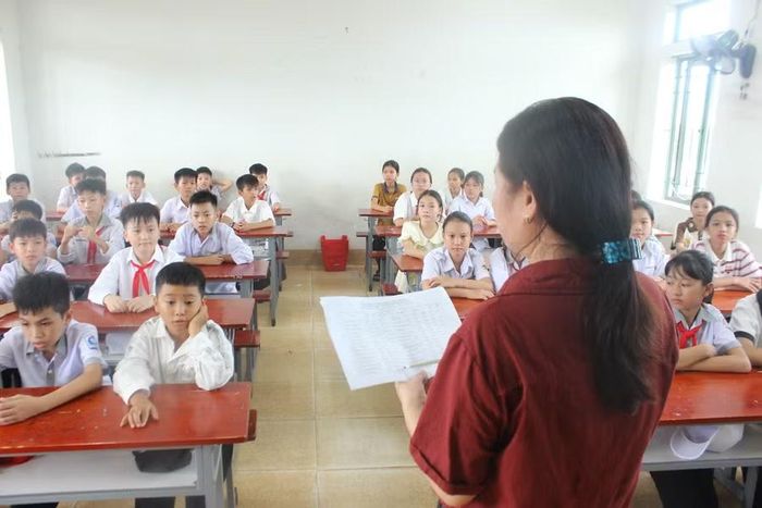 Giáo viên lớp 6 kiểm tra danh sách học sinh, hiểu hoàn cảnh gia đình, sức khỏe học sinh để có sự đồng hành, hỗ trợ phù hợp trong năm học mới.