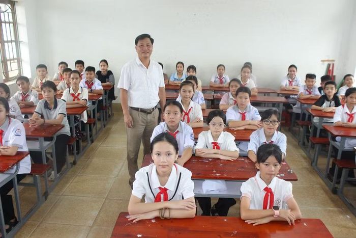 Theo kế hoạch sắp xếp, Trường THCS Tân Vịnh sẽ sáp nhập với Trường THCS Quang Trung và Trường THCS Thạch Trung, lấy tên Trường THCS Quang Trung