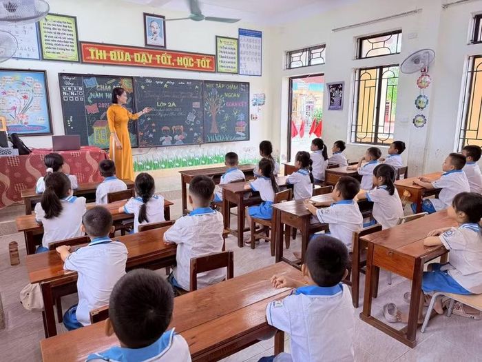 Giáo viên làm quen với học sinh, ổn định nề nếp.
