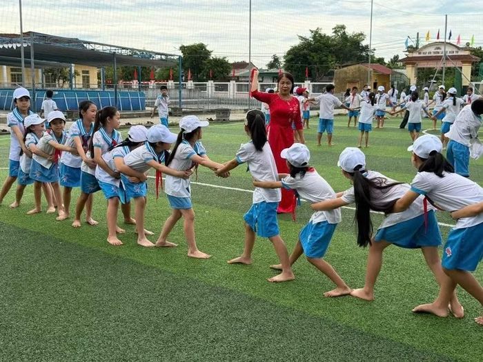 Học sinh Trường Tiểu học Gia Hanh (xã Gia Hanh) tham gia các trò chơi hoạt động kết nối trong ngày tựu trường.