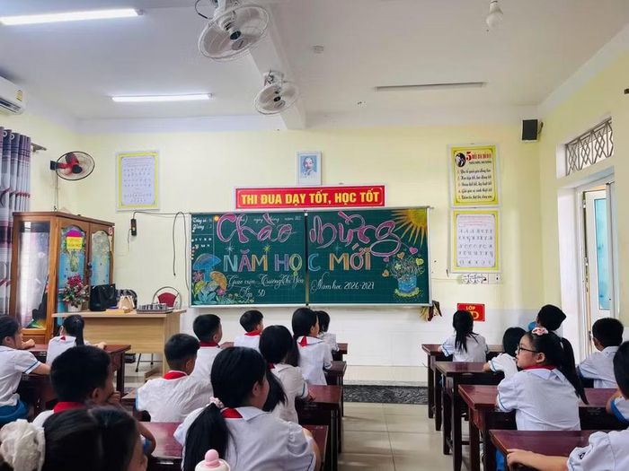 Cô trò khối lớp 5 Trường Tiểu học Nam Hà háo hức ngày tựu trường.