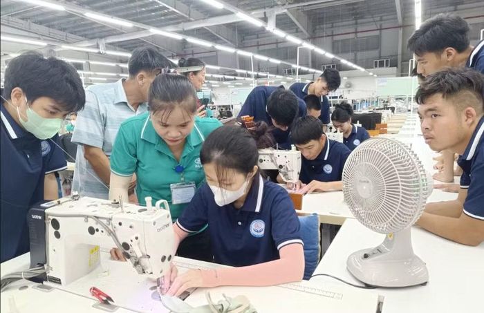 Học viên khuyết tật tham quan, trải nghiệm tại một công ty may ở Hà Tĩnh.