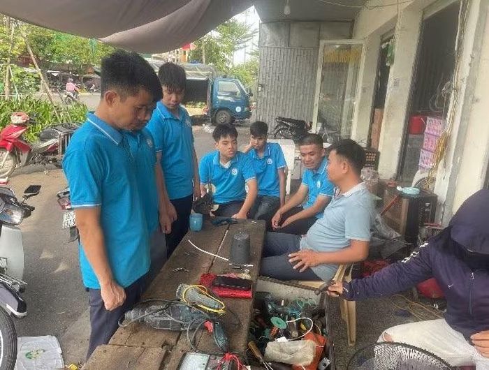 Học viên khuyết tật tham quan, trải nghiệm thực tế tại Ki-ốt in ấn quảng cáo và sửa chữa trên địa bàn Hà Tĩnh.