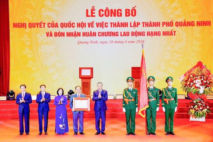 Tổng Bí thư, Chủ tịch nước Tô Lâm trao Huân chương Lao động hạng Nhất cho Đảng bộ, chính quyền và Nhân dân thành phố.