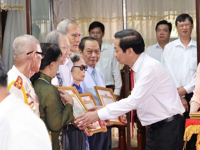 Ông Đỗ Thanh Bình, Bí thư Thành ủy Cần Thơ, trao Huy hiệu Đảng cho Đảng viên cao niên trên địa bàn.