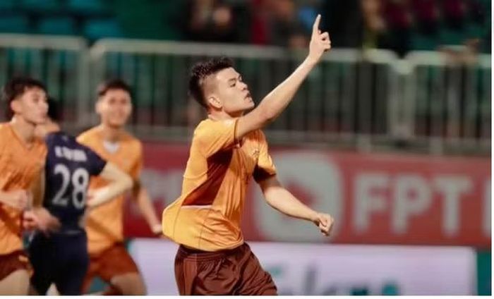 Với chiều cao 1m95, Quang Kiệt được đánh giá là một trong những trung vệ trẻ giàu tiềm năng. Anh từng khoác áo các đội U17, U19, U20, U22 và U23 Việt Nam. Ảnh: Internet.