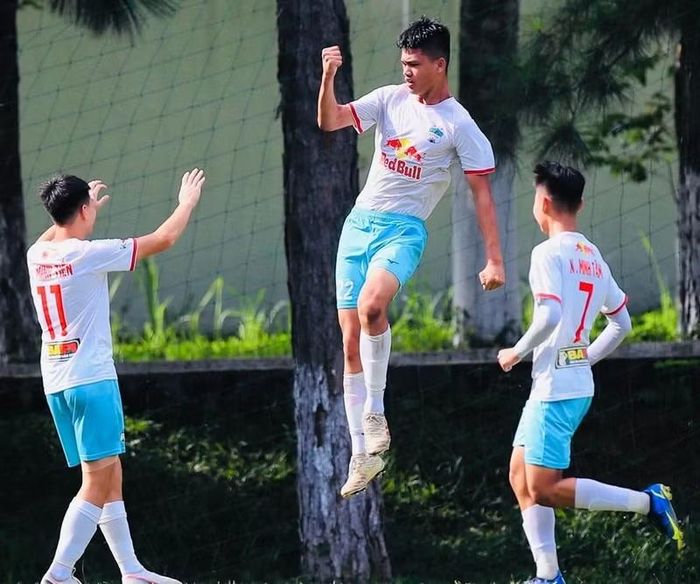 Nếu thương vụ được xác nhận, Công an TPHCM sẽ là bến đỗ mới đáng chú ý trong hành trình phát triển của trung vệ 19 tuổi. All Photo: Internet.