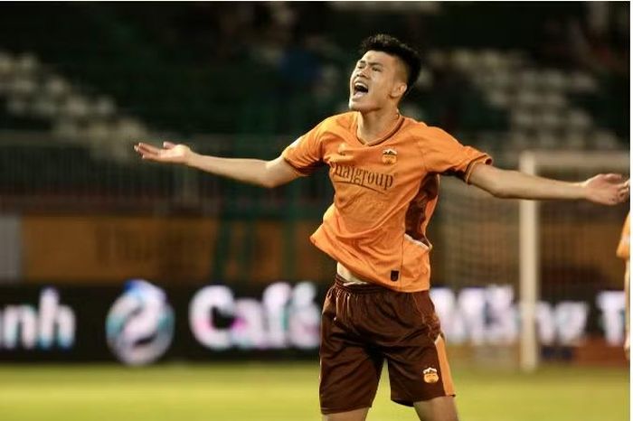 Đến trận bán kết lượt về ASEAN Cup 2026 gặp Malaysia ngày 19/8, anh chính thức có màn ra mắt đội tuyển khi vào sân thay Đoàn Văn Hậu ở phút 80.