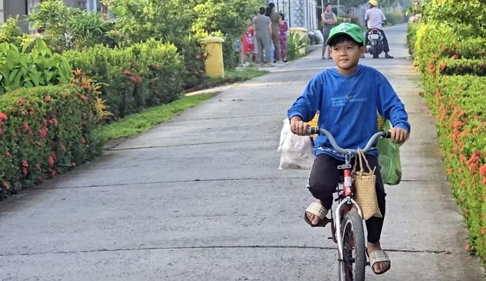 Dịp hè vừa qua, Bằng đạp xe bán bánh mì để dành tiền đi học.