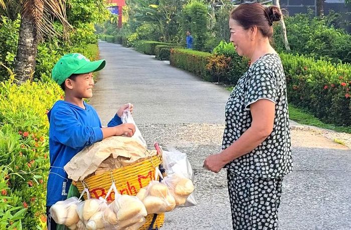 Nụ cười của cậu bé 11 tuổi lựa chọn đạp xe bán bánh mì để tích góp từng đồng mua sách vở.