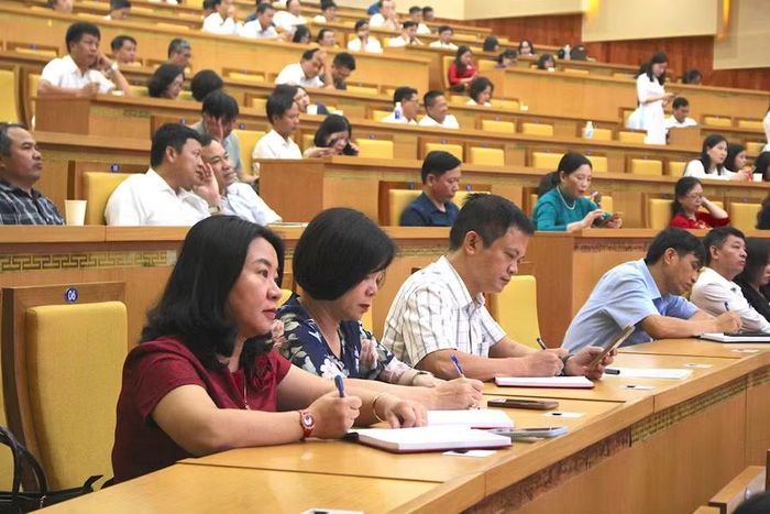 Hiệu trưởng các cơ sở giáo dục có cấp THCS, THPT dự hội nghị.