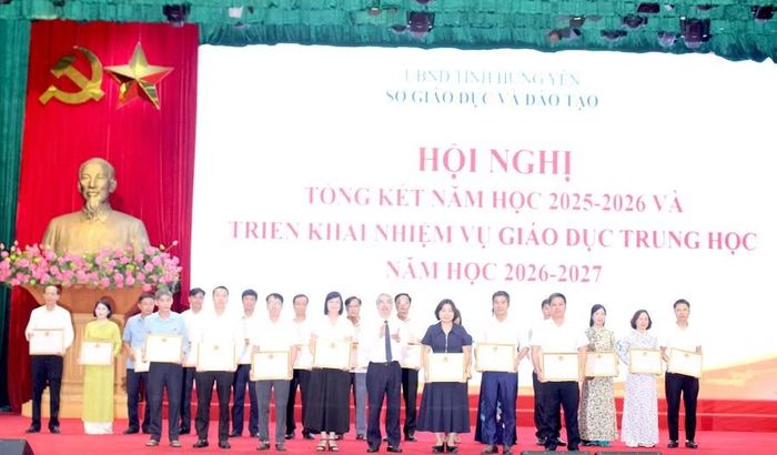 Tại hội nghị, Giám đốc Sở GD&ĐT Hưng Yên Phạm Đồng Thụy tặng giấy khen cho các cá nhân có thành tích xuất sắc trong năm học 2025-2026.