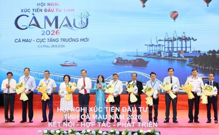 Lãnh đạo tỉnh tặng hoa cảm ơn các doanh nghiệp đóng góp an sinh xã hội.