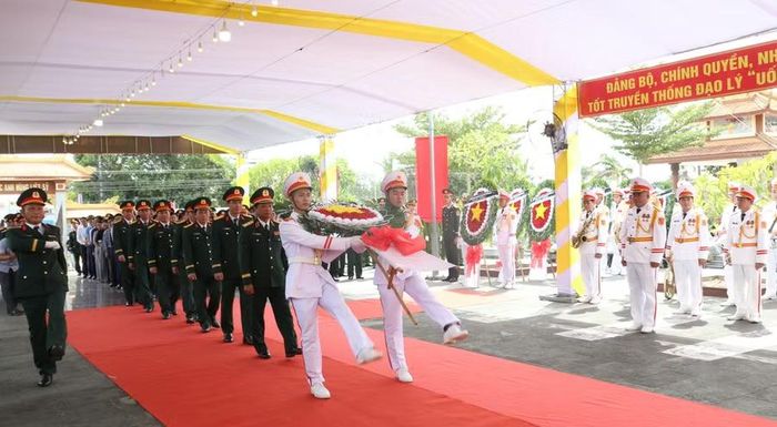 Đoàn Quân Khu 4 dâng hương, dâng hoa viếng các liệt sĩ.