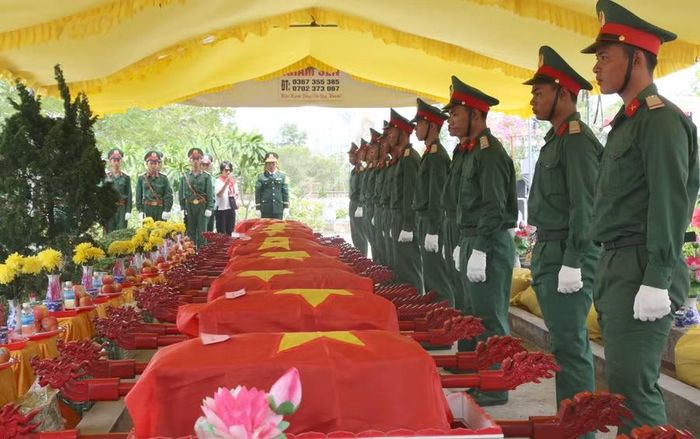Nghi thức an táng hài cốt liệt sĩ.