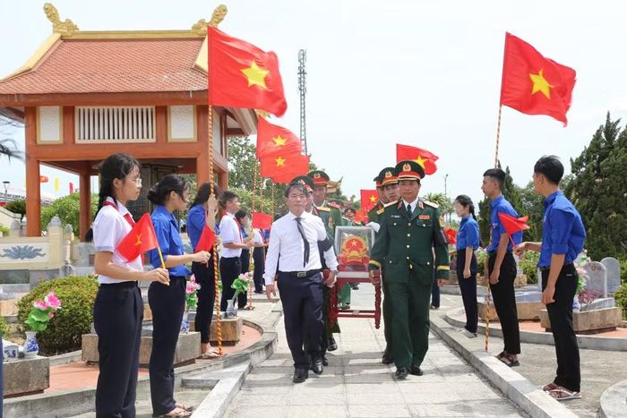 Lãnh đạo tỉnh Quảng Trị và Quân khu 4 di chuyển hài cốt liệt sĩ về khu vực an táng.