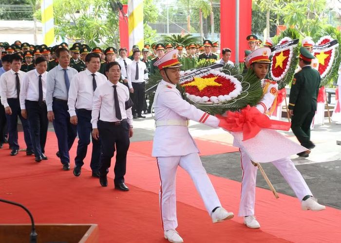 Đoàn lãnh đạo Tỉnh uỷ, UBND và các đơn vị viếng các liệt sĩ.