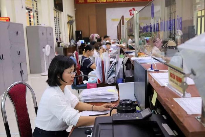 Cán bộ Trung tâm phục vụ hành chính công phường Vĩnh Phúc trong giờ làm việc.