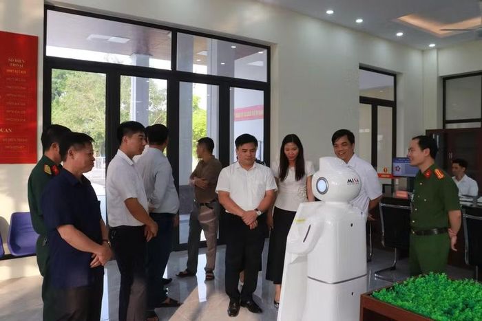 Robot AI hỗ trợ người dân chuẩn bị hồ sơ tại Trung tâm phục vụ hành chính công xã Xuân Lãng.