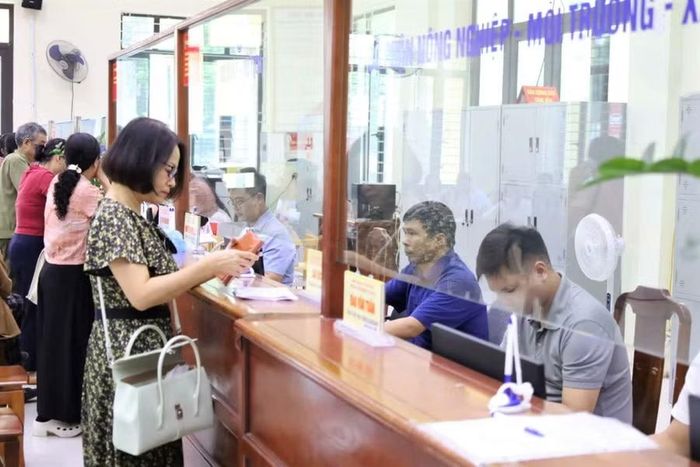 Người dân đến làm thủ tục hành chính tại Trung tâm phục vụ hành chính công phường Vĩnh Phúc.