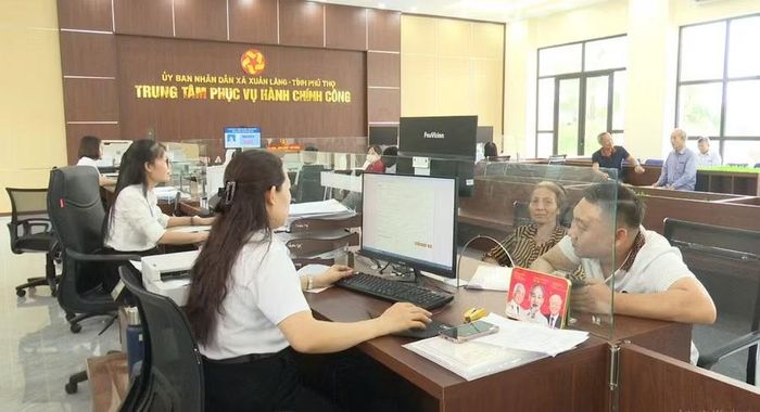 Cán bộ Trung tâm phục vụ hành chính công xã Xuân Lãng tiếp nhận hồ sơ của người dân.