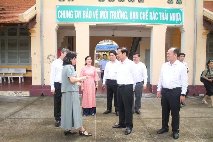 Đoàn công tác nắm tình hình chuẩn bị khai giảng tại Trường THPT Châu Văn Liêm.