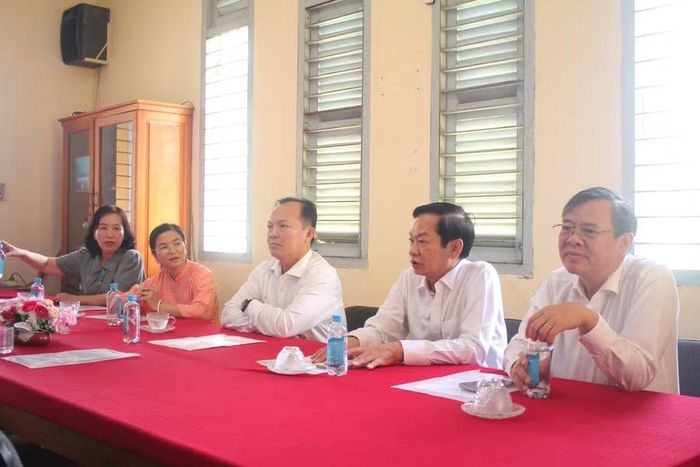 Đoàn công tác thăm hỏi, nắm tình hình chuẩn bị năm học mới.