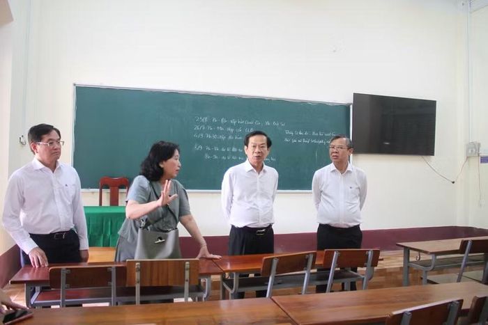 Ông Đỗ Thanh Bình, Bí thư Thành ủy Cần Thơ và ông Trương Cảnh Tuyên, Chủ tịch UBND thành phố nghe lãnh đạo Trường THPT Châu Văn Liêm báo cáo tình hình cơ sở vật chất.