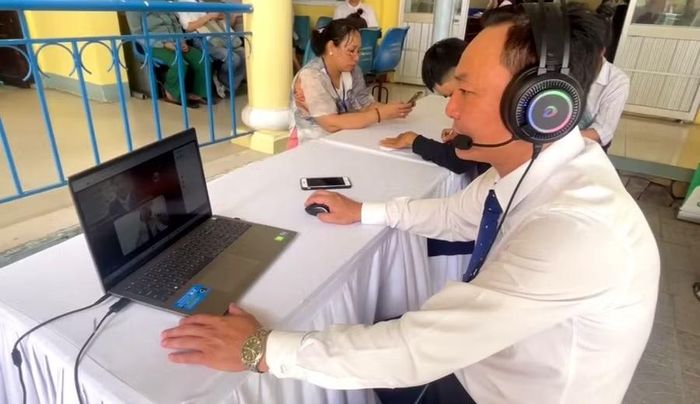 1 Doanh nghiệp kết nối, phỏng vấn với người lao động tìm việc qua ứng dụng trực tuyến tại sự kiện tháng Việc làm ở Trung tâm.