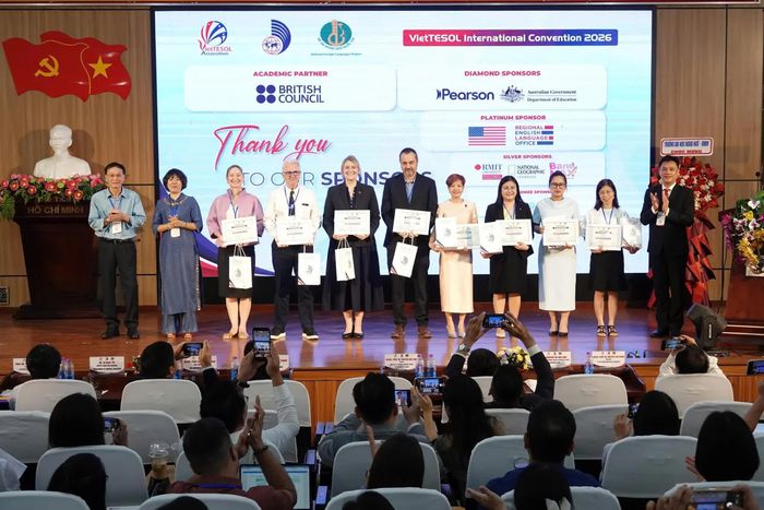Ban tổ chức tặng quà lưu niệm các đối tác hỗ trợ Hội thảo Quốc tế VietTESOL năm 2026.