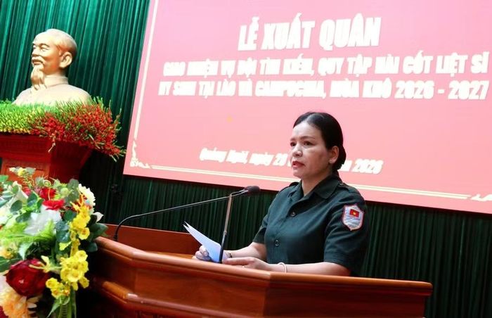 Bà Y Ngọc, Phó Chủ tịch Thường trực UBND tỉnh Quảng Ngãi, Trưởng Ban Chỉ đạo 515 tỉnh giao nhiệm vụ cho đội K53. Ảnh: Cổng TTĐT tỉnh Quảng Ngãi