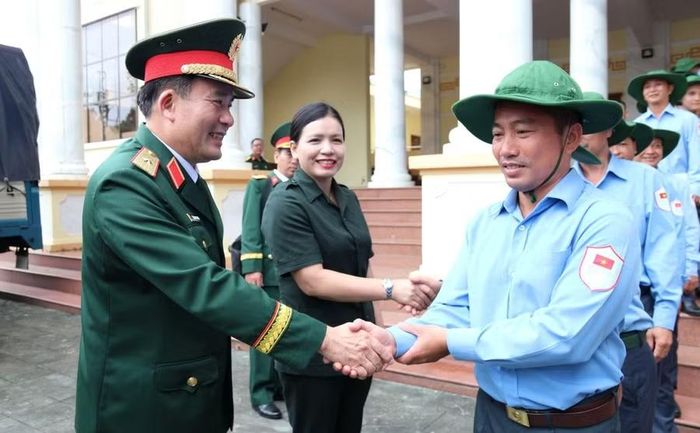 Các lãnh đạo tiễn các cán bộ, chiến sĩ đội K53 lên đường làm nhiệm vụ. Ảnh: Cổng TTĐT tỉnh Quảng Ngãi
