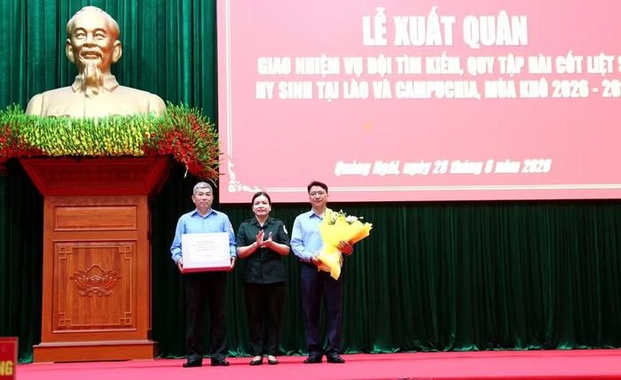 Tặng quà, động viên cán bộ, chiến sĩ Đội K53. Ảnh: Cổng TTĐT tỉnh Quảng Ngãi