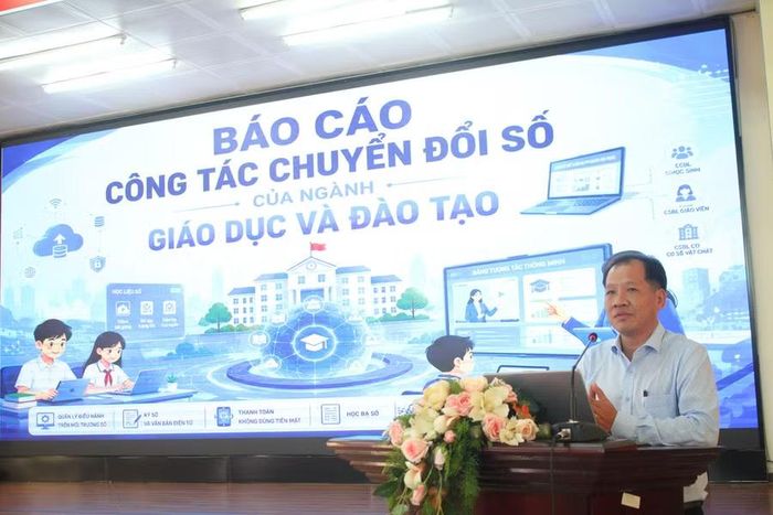 Ông Võ Thanh Mộng, Trưởng Phòng Quản lý chất lượng (Sở GD&ĐT TP Cần Thơ) trình bày báo cáo tại Hội nghị.