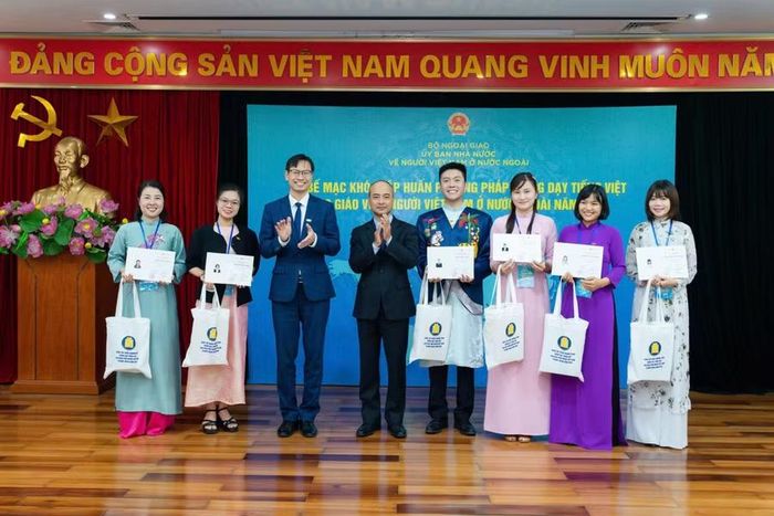 Đại diện Ủy ban Nhà nước về người Việt Nam ở nước ngoài trao giấy chứng nhận hoàn thành khóa tập huấn cho các học viên.