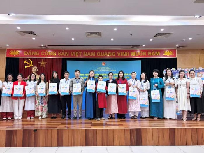 Cầu Vồng Tuổi thơ trao tặng ấn phẩm tới 60 giáo viên và Sứ giả tiếng Việt đến từ 17 quốc gia và vùng lãnh thổ.
