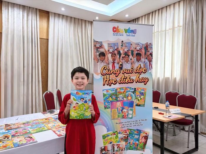 Sứ giả tiếng Việt nhí Tijn Konings Lê (Hà Lan) bày tỏ niềm yêu thích với ấn phẩm Cầu Vồng Tuổi thơ.