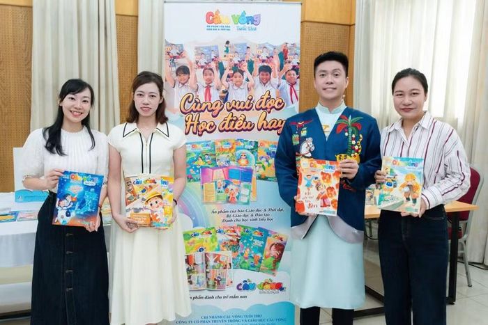 Các thầy cô dạy tiếng Việt tại nước ngoài hào hứng khi được nhận Ấn phẩm Cầu Vồng Tuổi thơ.