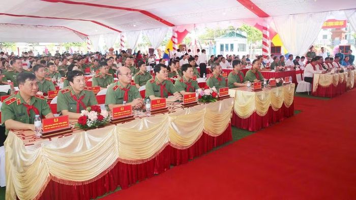 Các đại biểu tham dự buổi lễ.