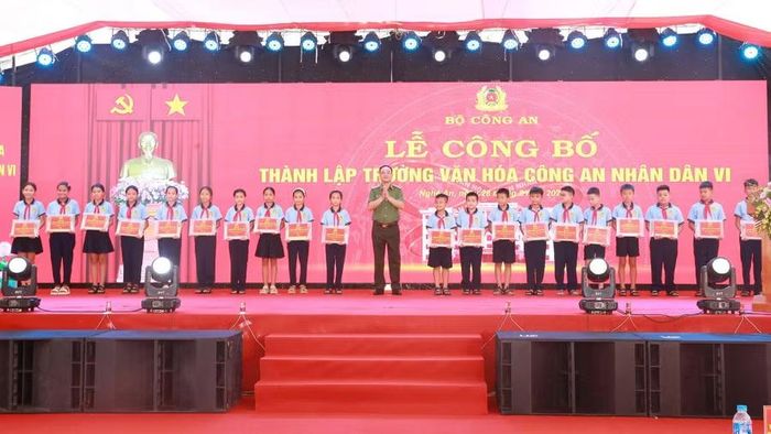 Thứ trưởng Phạm Thế Tùng tặng quà cho các em học sinh.