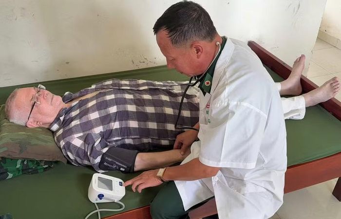 Cán bộ quân y kiểm tra sức khoẻ cho du khách.