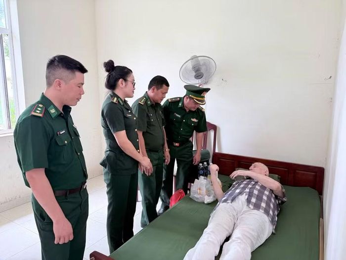 Du khách được kiểm tra sức khoẻ và được thăm hỏi, động viên tận tình.