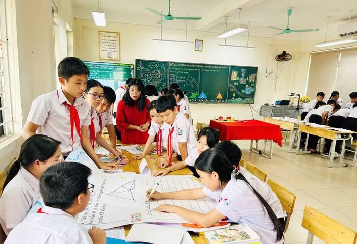 Cô trò Trường THCS Dương Hòa 1, xã Dương Hòa, Hà Nội trong giờ Toán. Ảnh: Đình Tuệ.